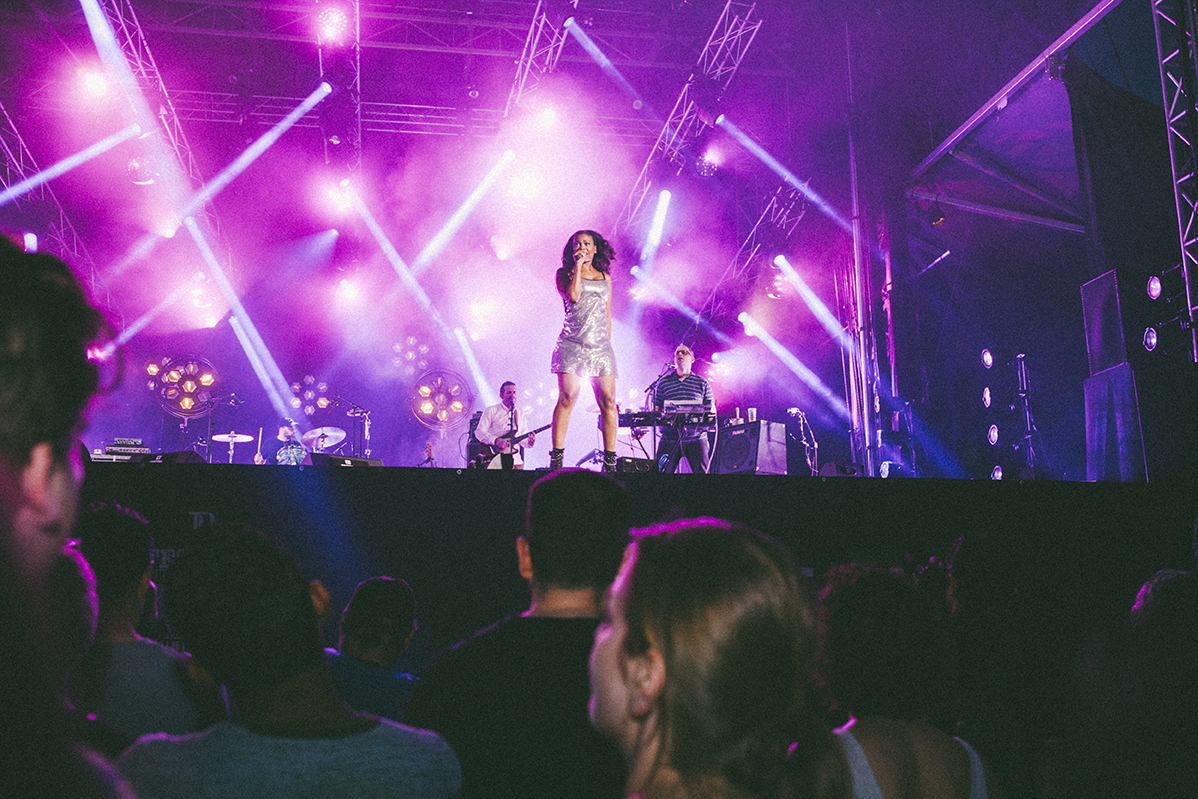 !!! (Chk Chk Chk) ouvre le Festival de jazz en grand! [Photos]