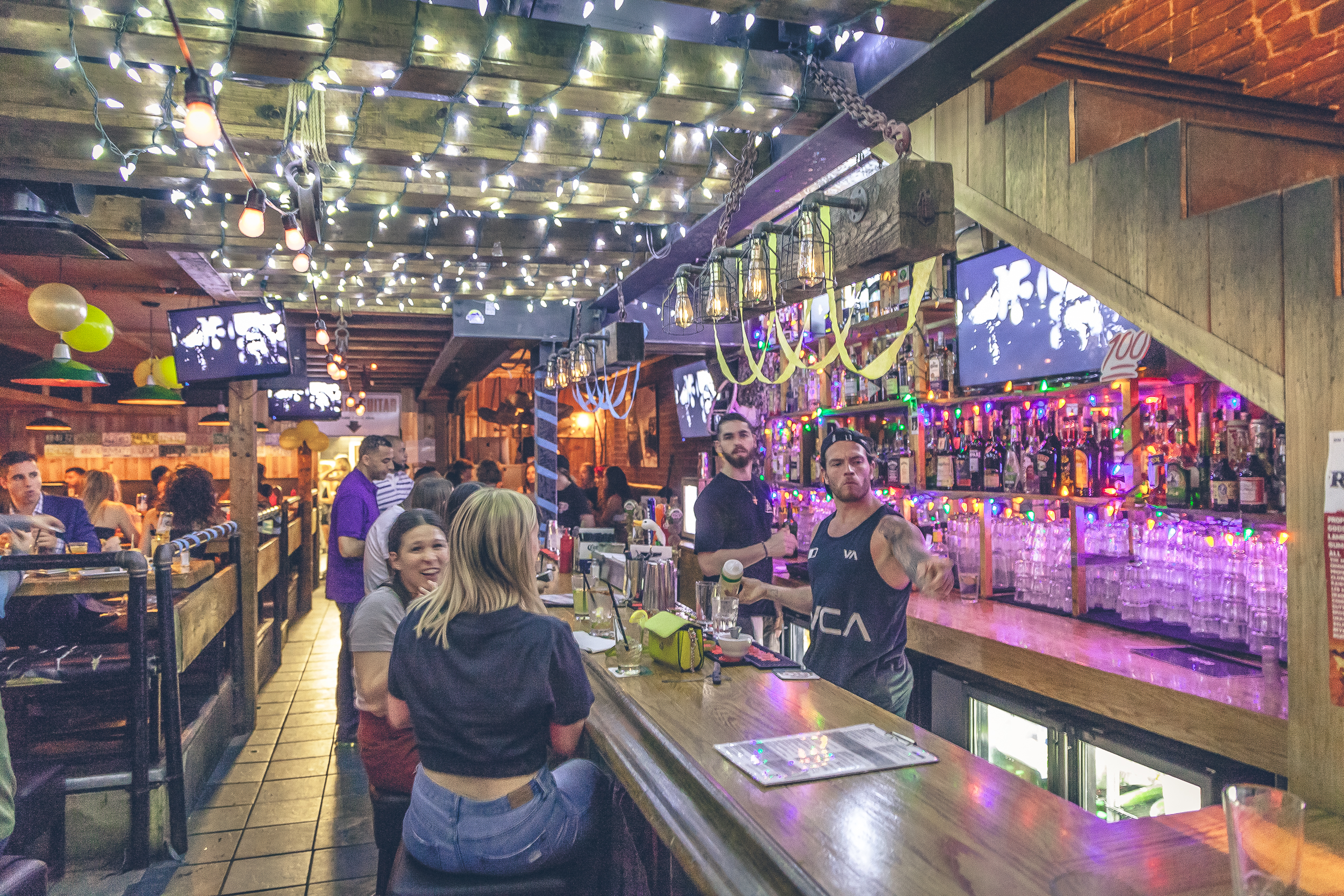 Le Warehouse fête ses 2 ans en grand avec un staff party épique! [Photos]