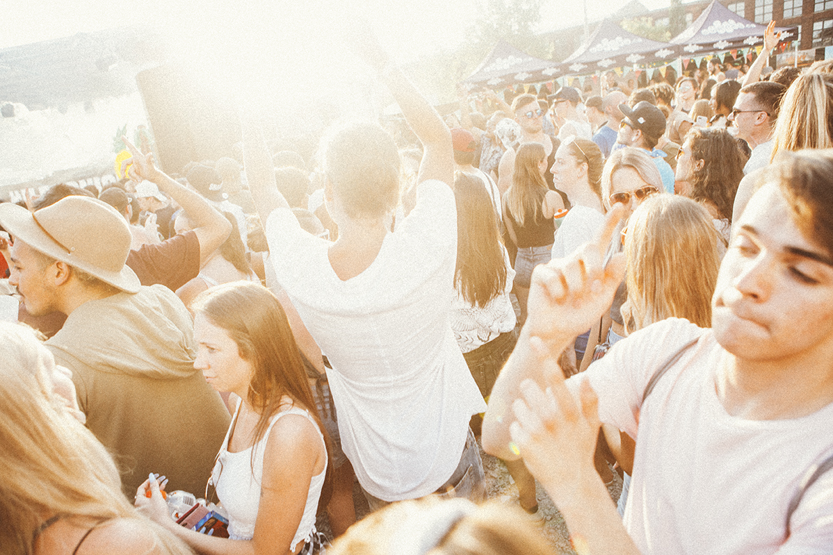 Une foule monstre pour le party îleSoniq En Ville à Aire Commune [Photos]