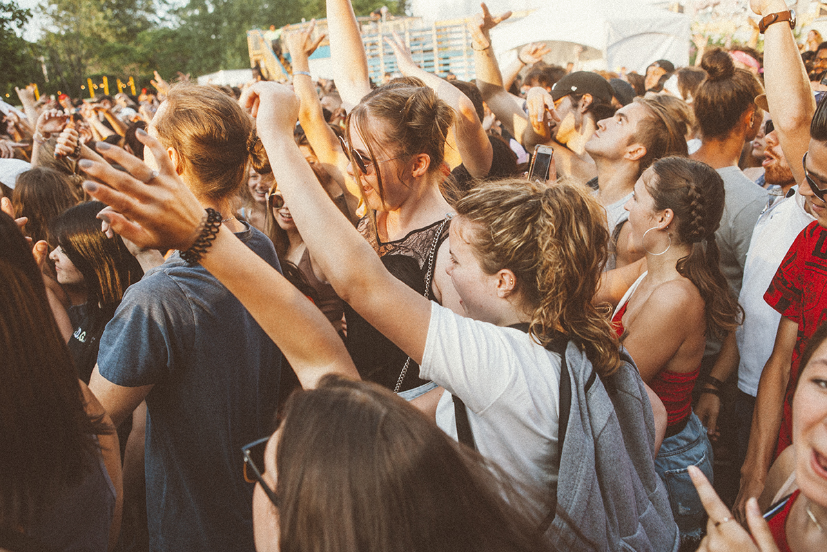 Une foule monstre pour le party îleSoniq En Ville à Aire Commune [Photos]