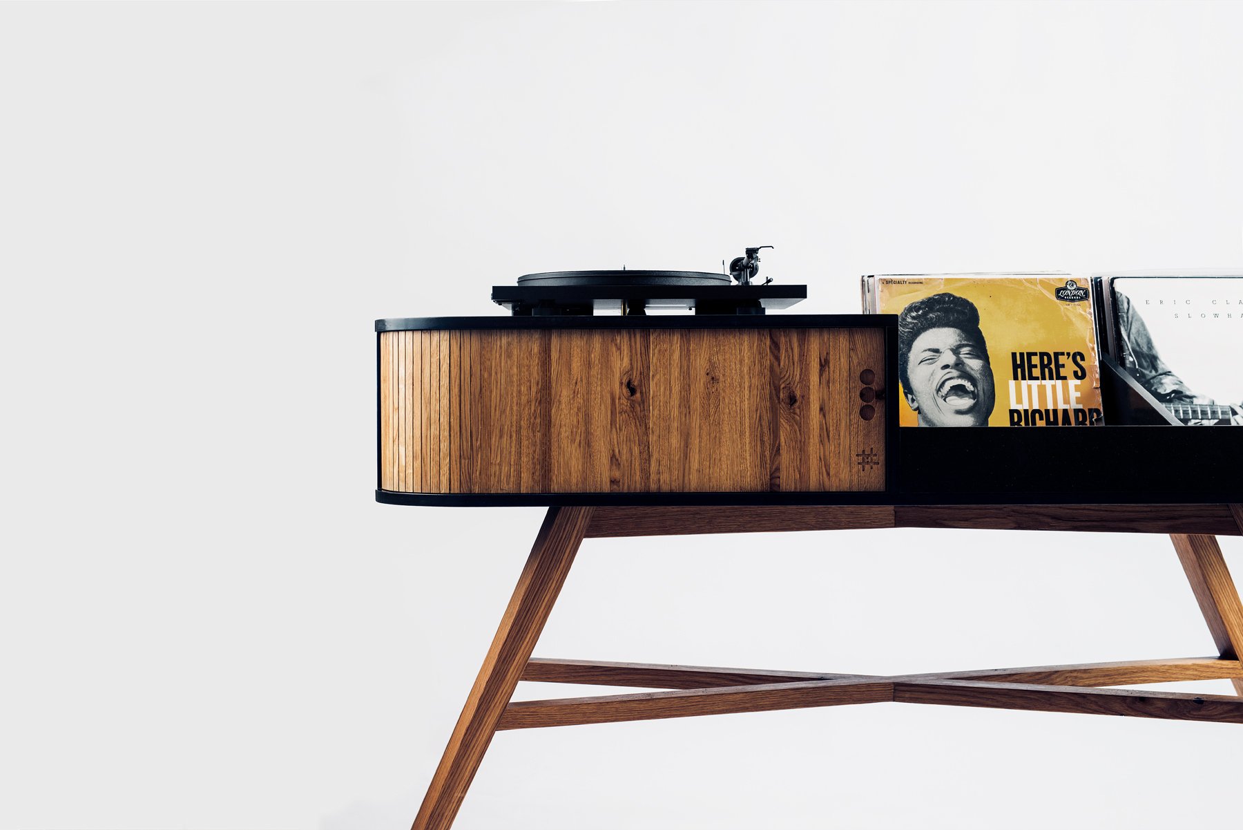Cette table pour vinyle est conçue pour les amoureux de musique