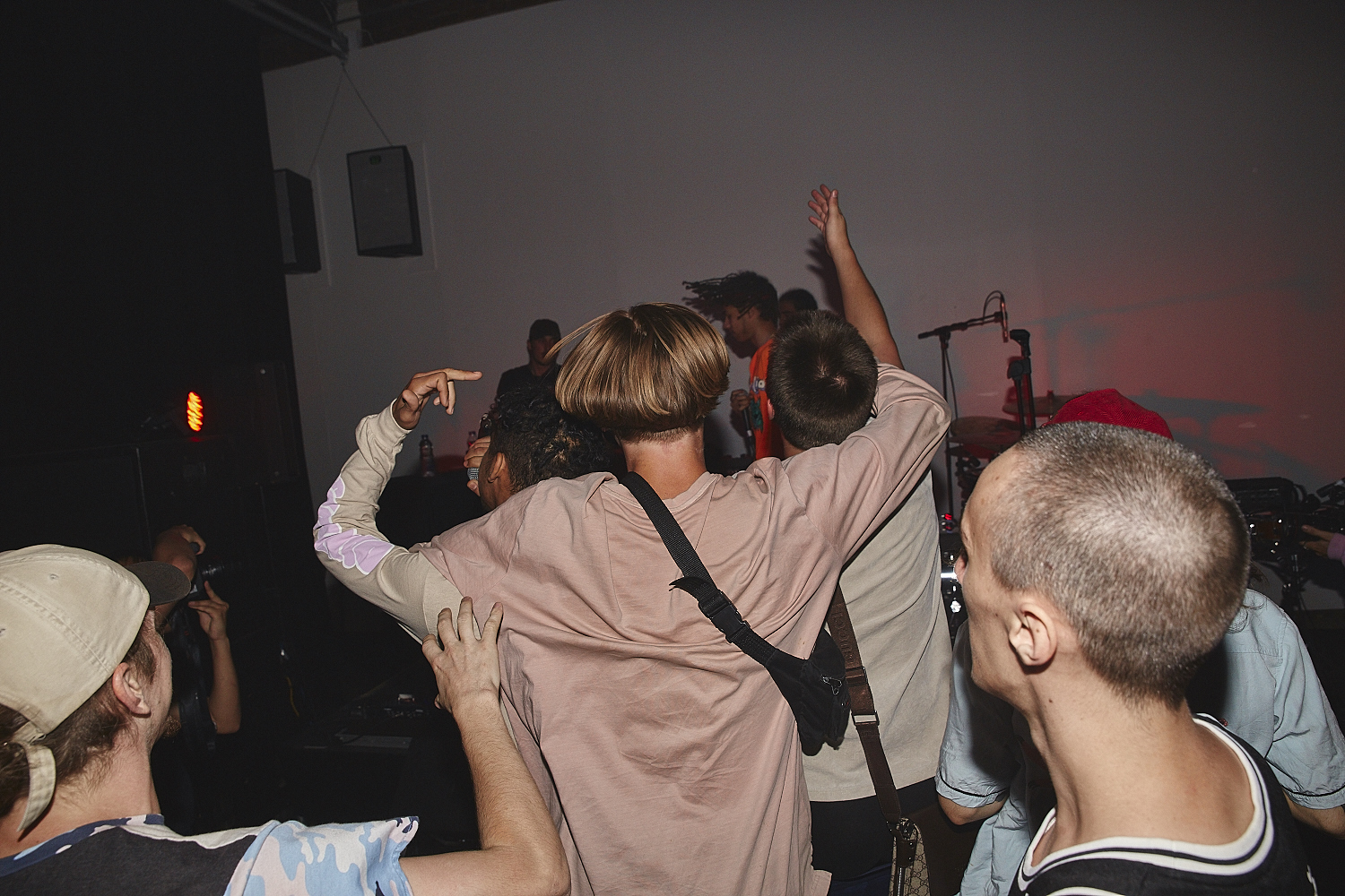 Ragers a mis le feu au Ausgang au lancement de 'Raw Footage' [Photos]