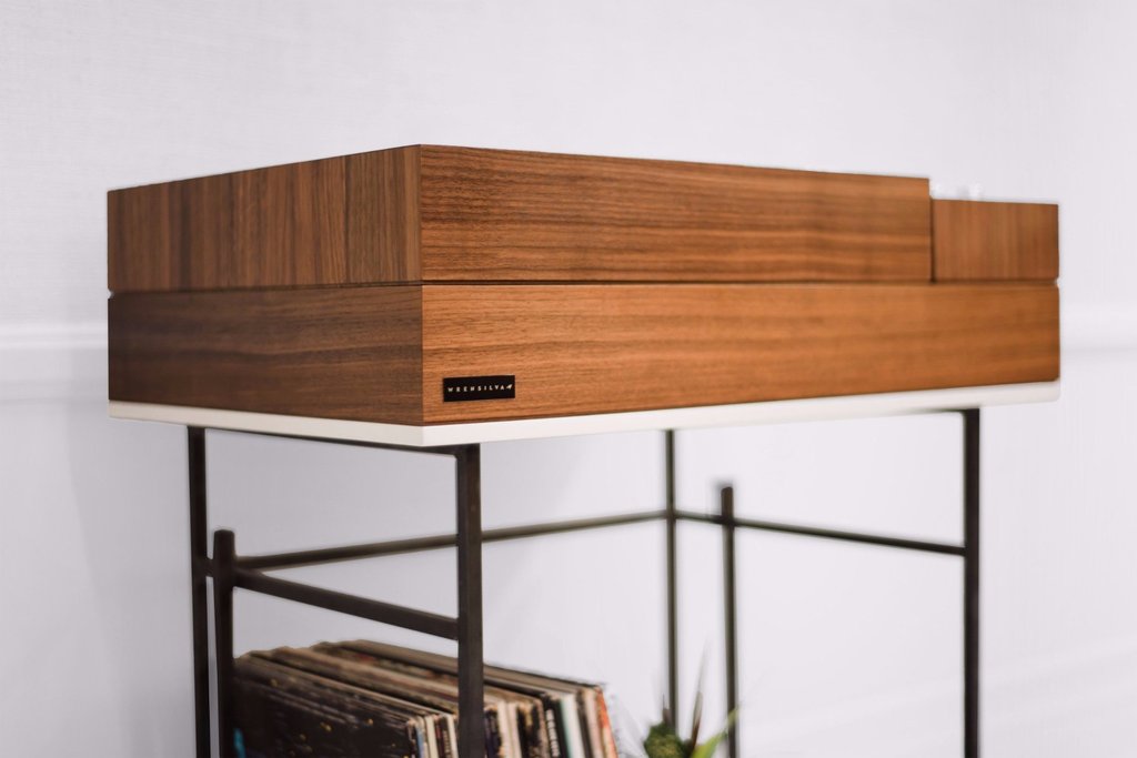 Cette table à vinyle est sans fils, très design et magnifique