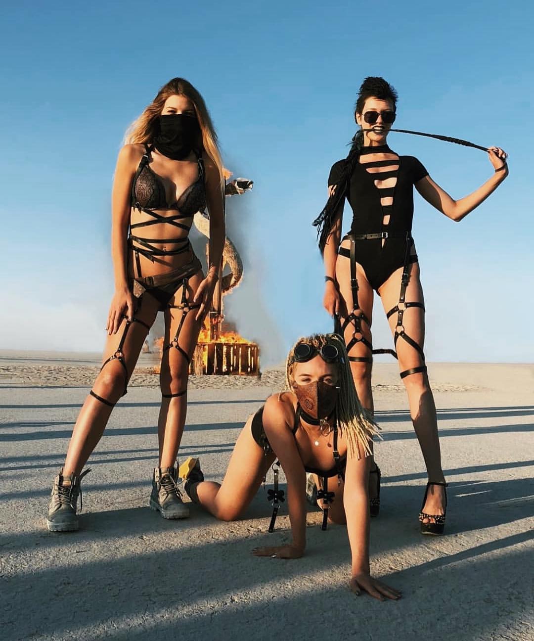 Burning Man 2018: les looks les plus fous et sexy du désert [50 photos]