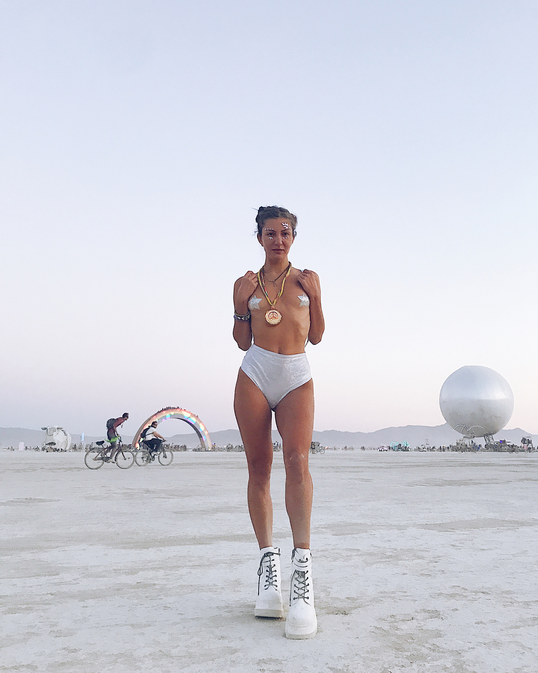 Burning Man 2018: les looks les plus fous et sexy du désert [50 photos]