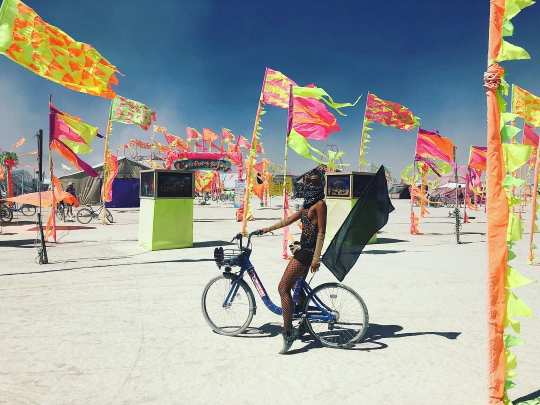Burning Man 2018: les looks les plus fous et sexy du désert [50 photos]