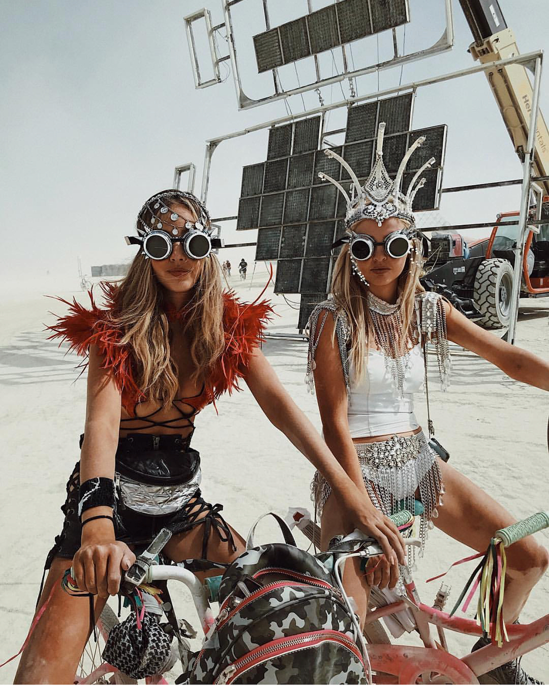 Burning Man 2018: les looks les plus fous et sexy du désert [50 photos]