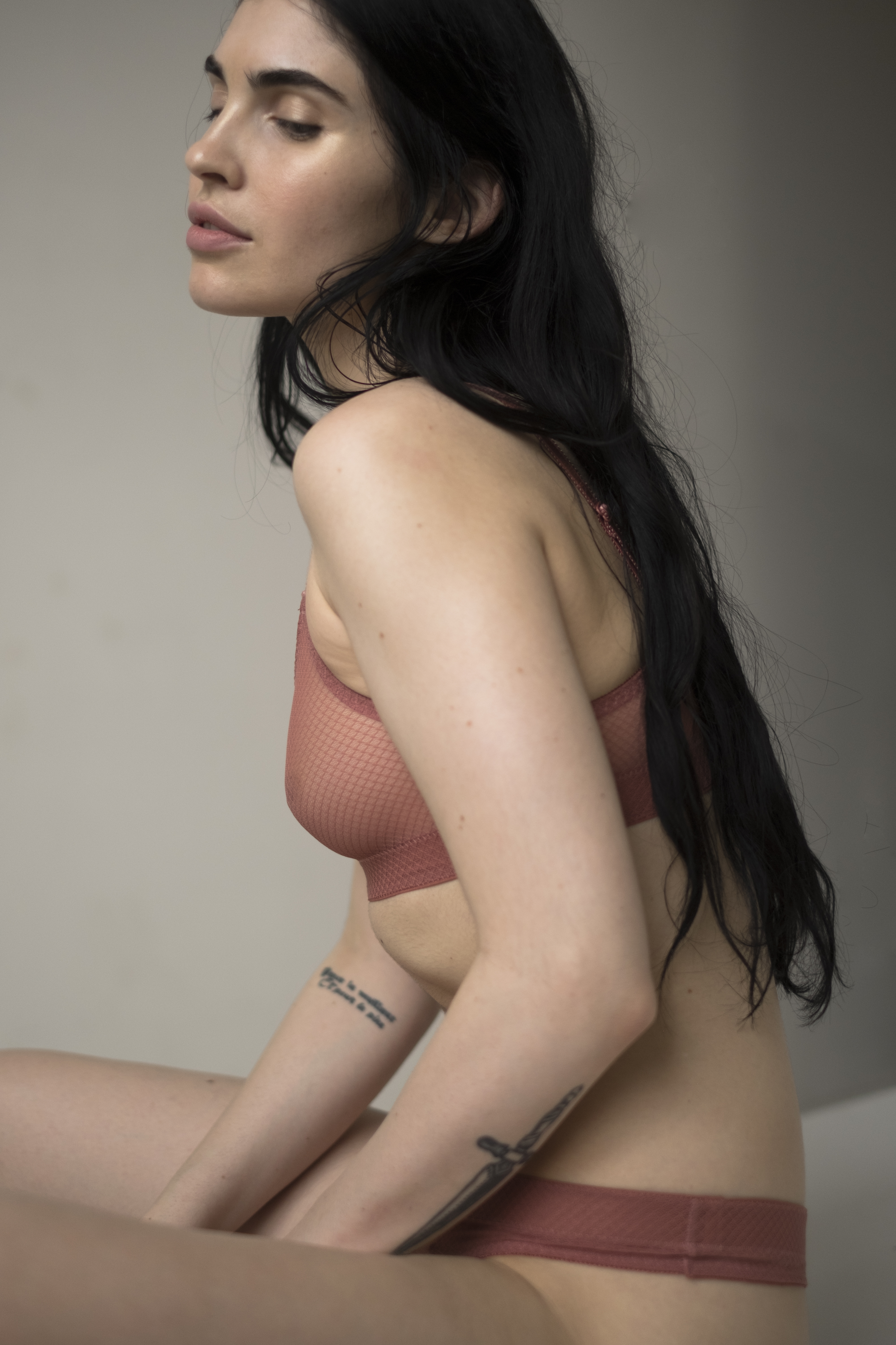 Blush dévoile sa lingerie d'automne minimaliste et sensuelle [NSFW]