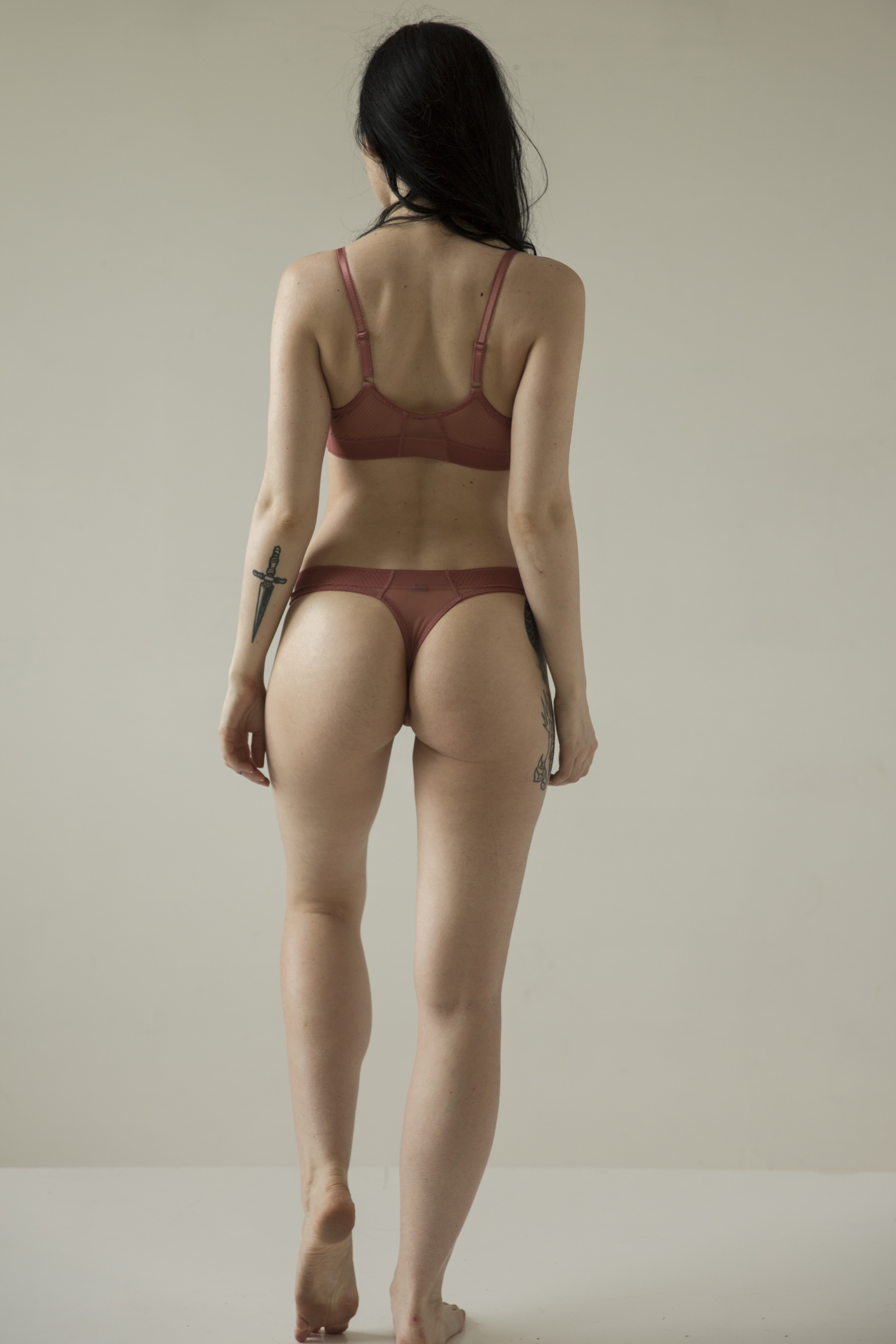 Blush dévoile sa lingerie d'automne minimaliste et sensuelle [NSFW]