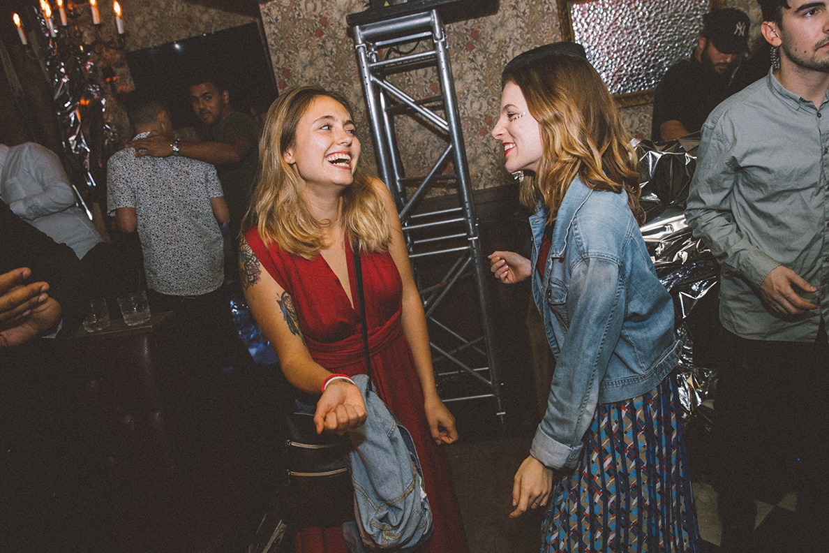 Beaucoup de monde au Mayfair pour le party monochromatic! [Photos]