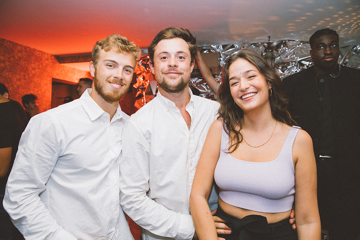 Beaucoup de monde au Mayfair pour le party monochromatic! [Photos]