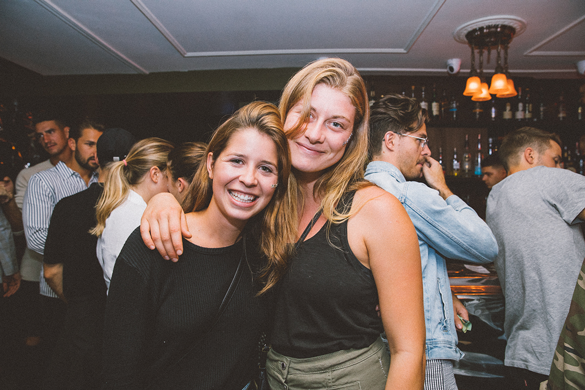 Beaucoup de monde au Mayfair pour le party monochromatic! [Photos]