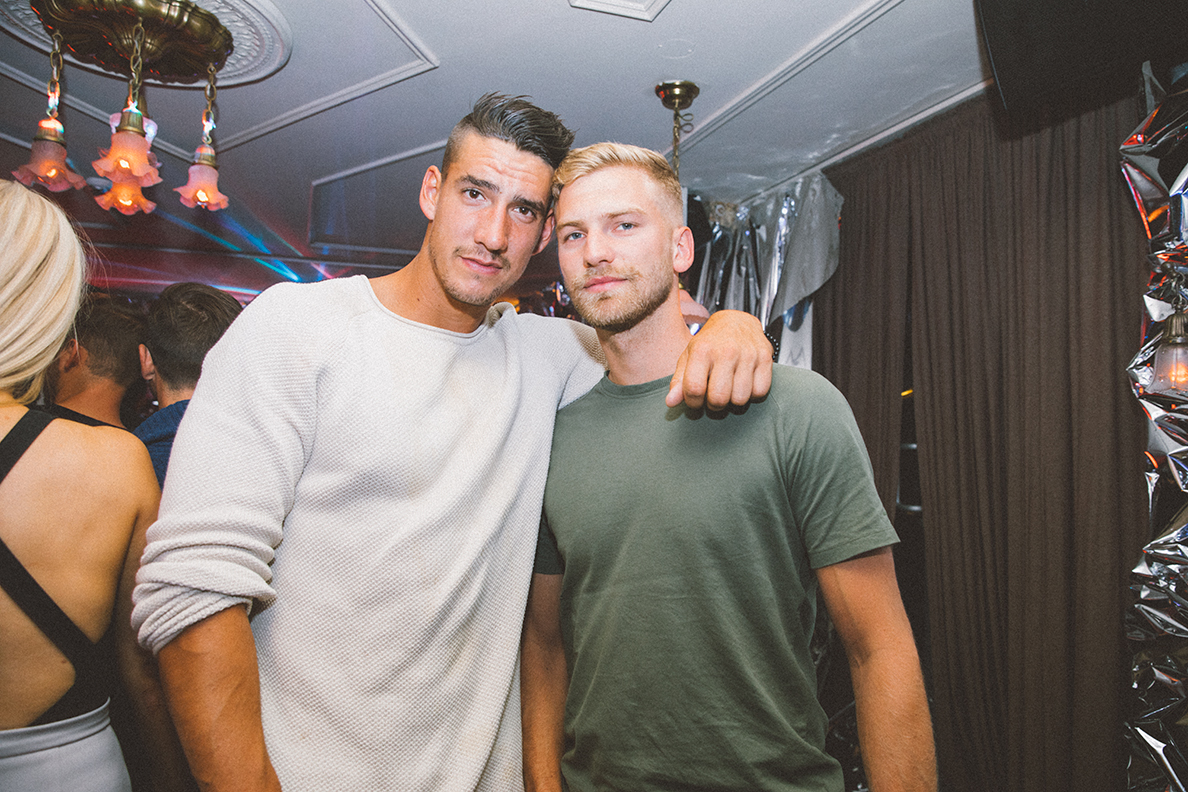 Beaucoup de monde au Mayfair pour le party monochromatic! [Photos]