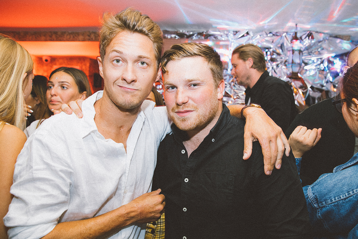 Beaucoup de monde au Mayfair pour le party monochromatic! [Photos]