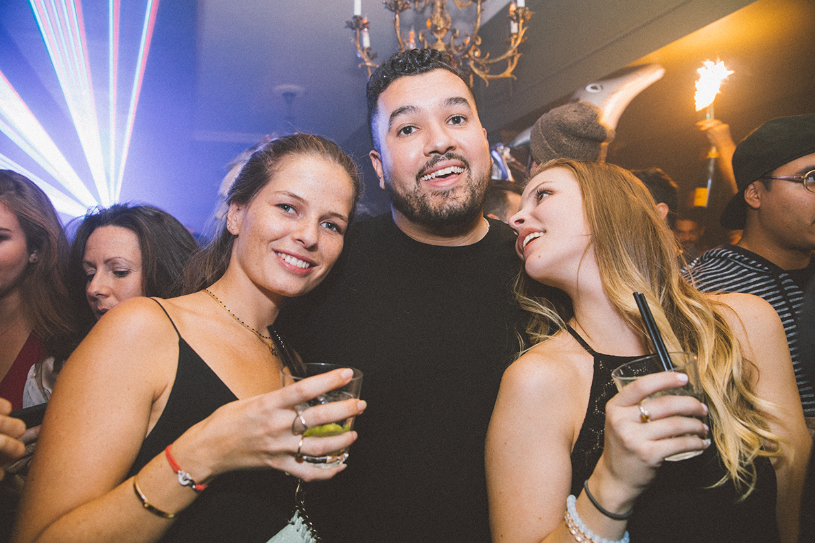 Beaucoup de monde au Mayfair pour le party monochromatic! [Photos]