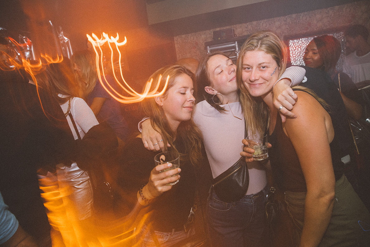 Beaucoup de monde au Mayfair pour le party monochromatic! [Photos]
