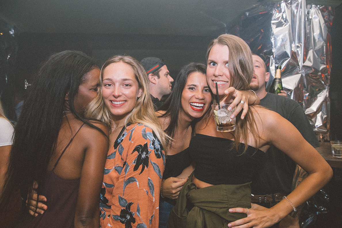 Beaucoup de monde au Mayfair pour le party monochromatic! [Photos]