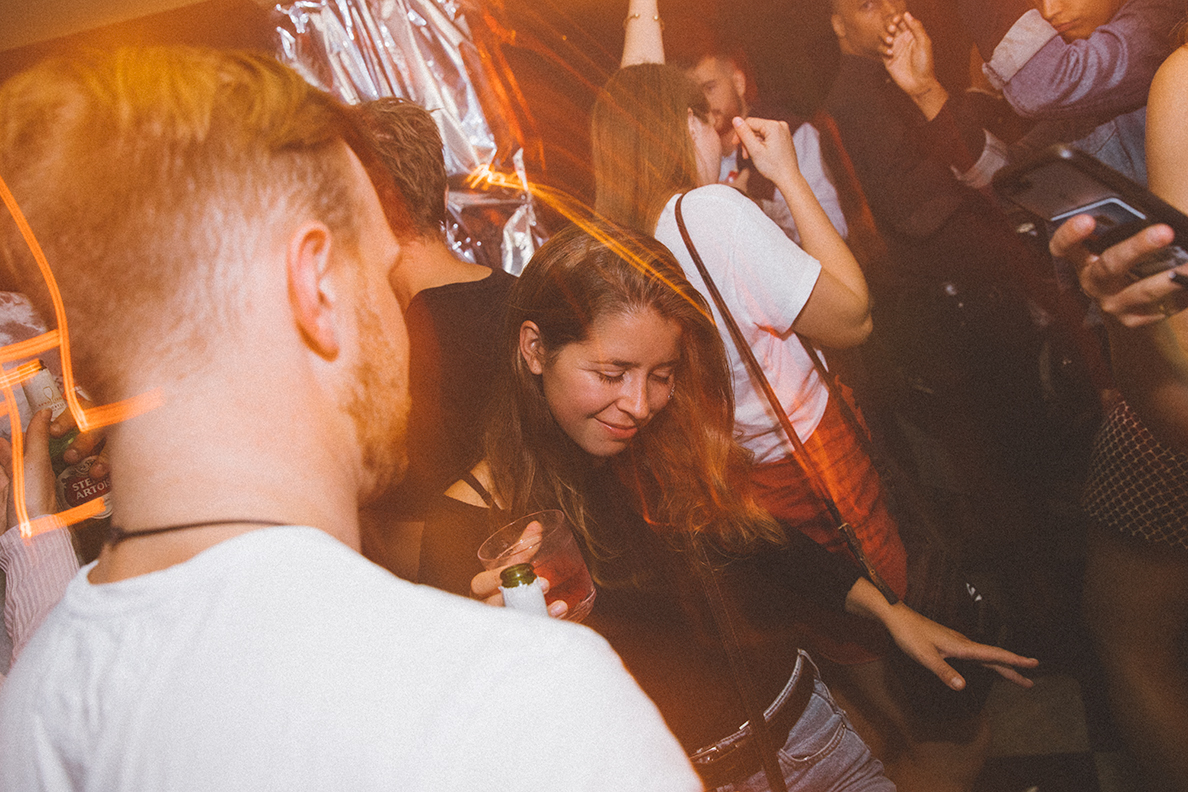 Beaucoup de monde au Mayfair pour le party monochromatic! [Photos]
