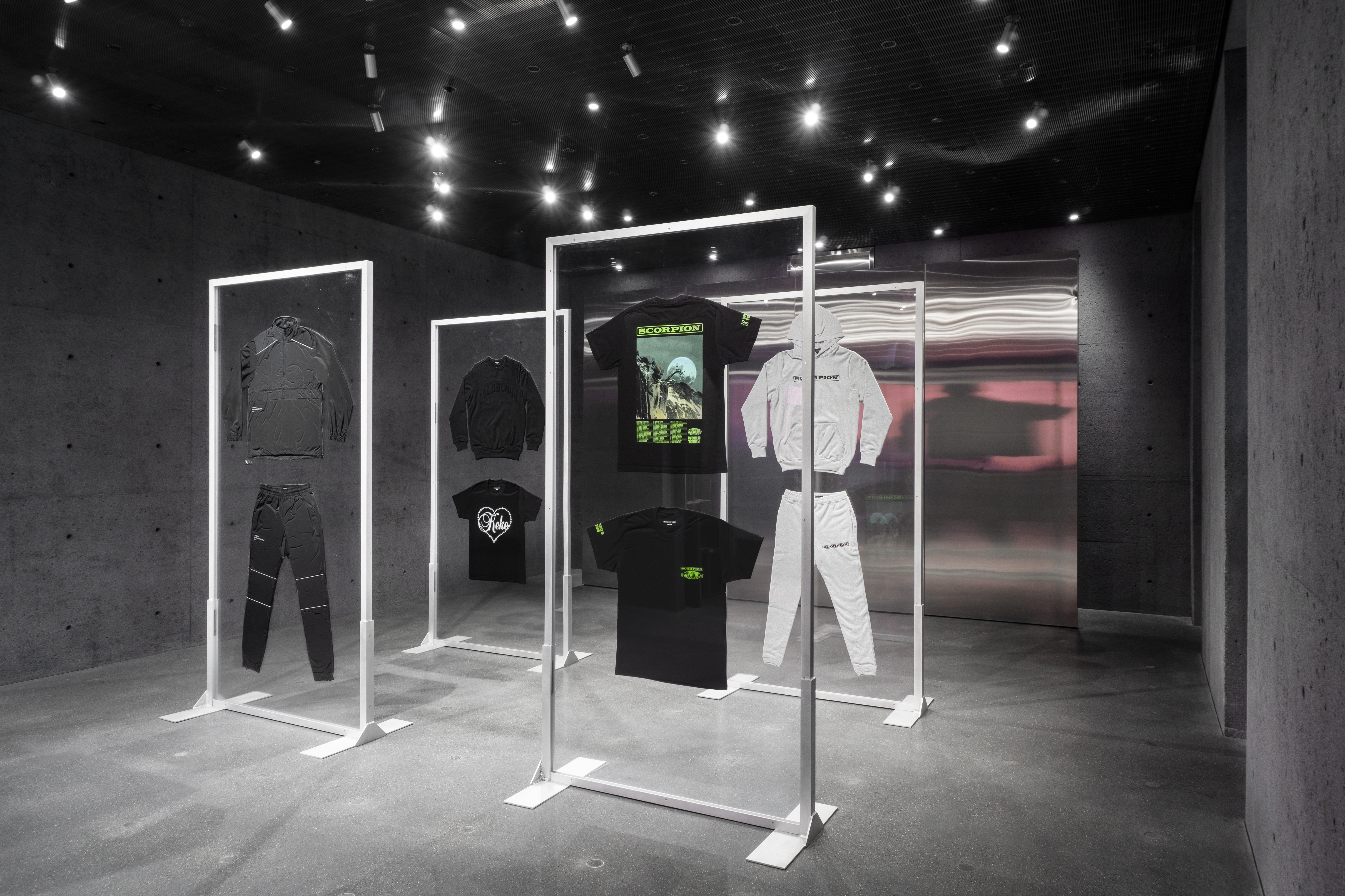 SSENSE dévoile les photos du pop-up shop de Drake à Montréal