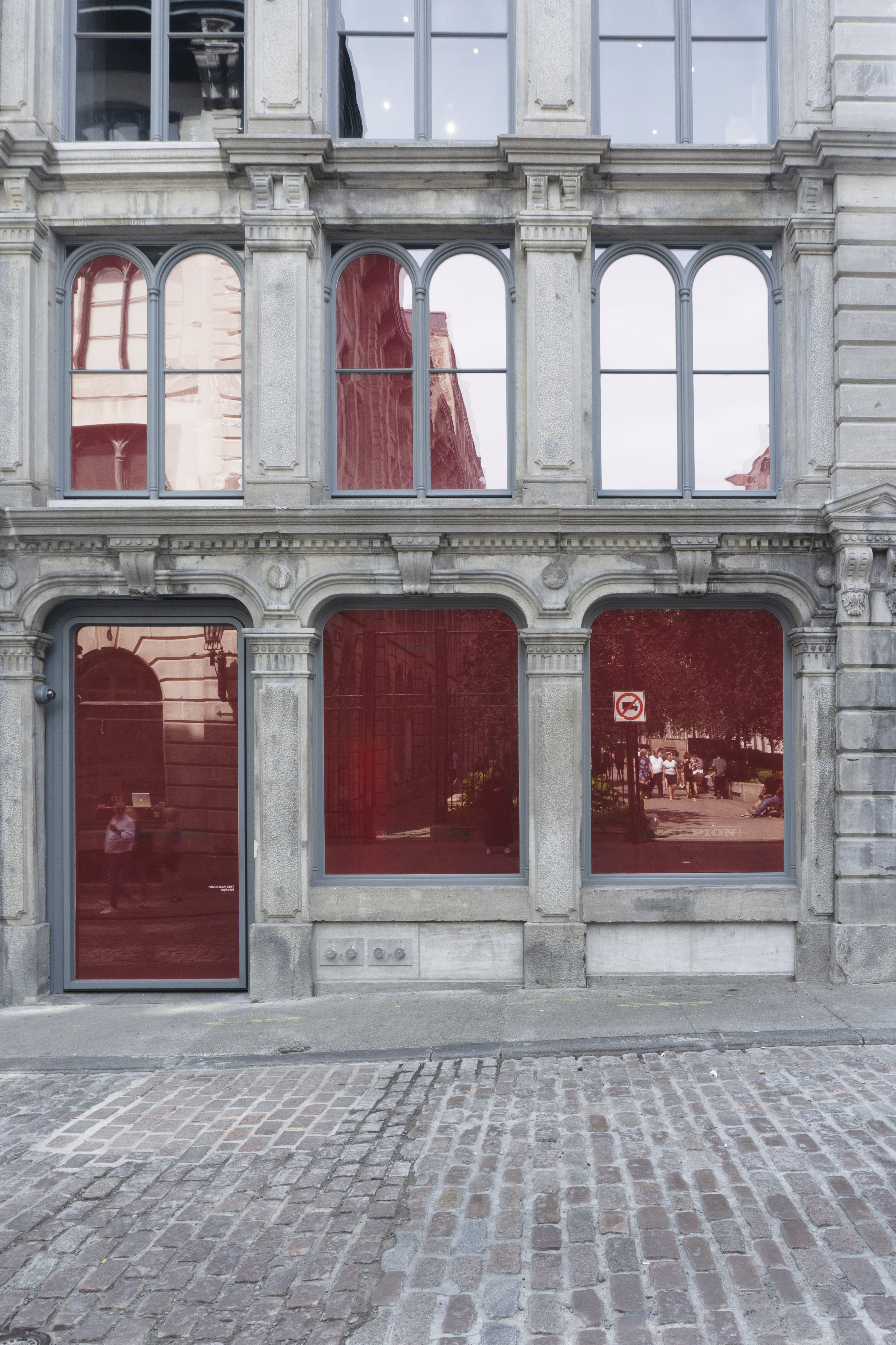 SSENSE dévoile les photos du pop-up shop de Drake à Montréal