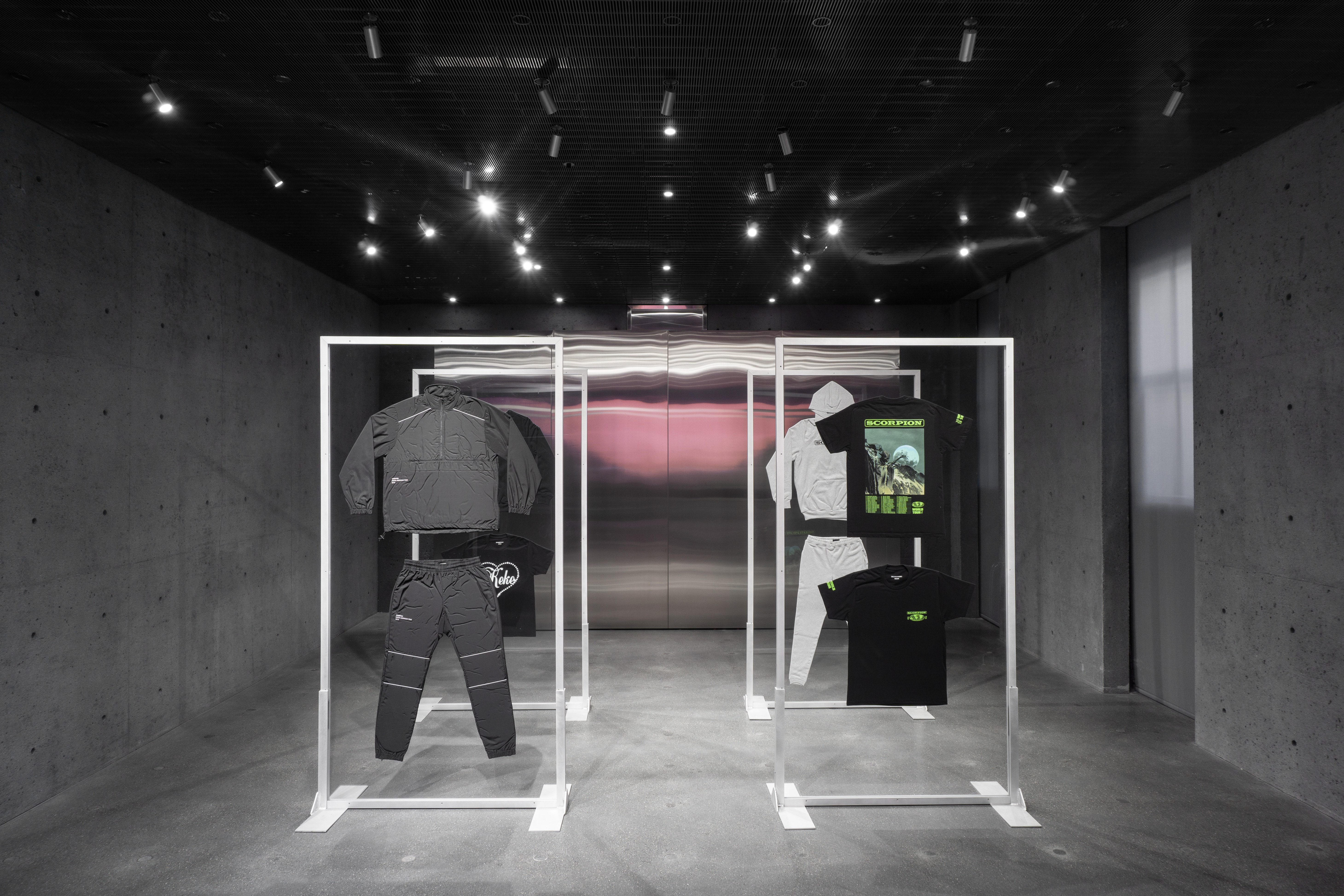 SSENSE dévoile les photos du pop-up shop de Drake à Montréal