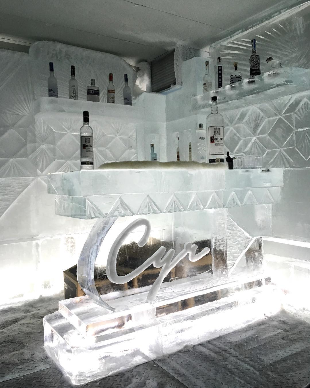 Le restaurant Cyr dans Saint-Henri a un bar de glace spécialisé en vodka [Photos]
