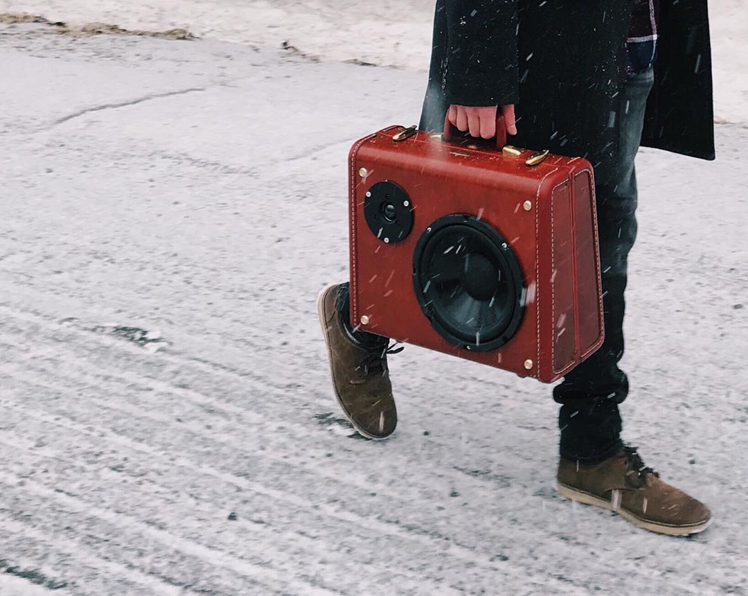 Speakeasy Mtl : De magnifiques caisses de son dans des valises vintages