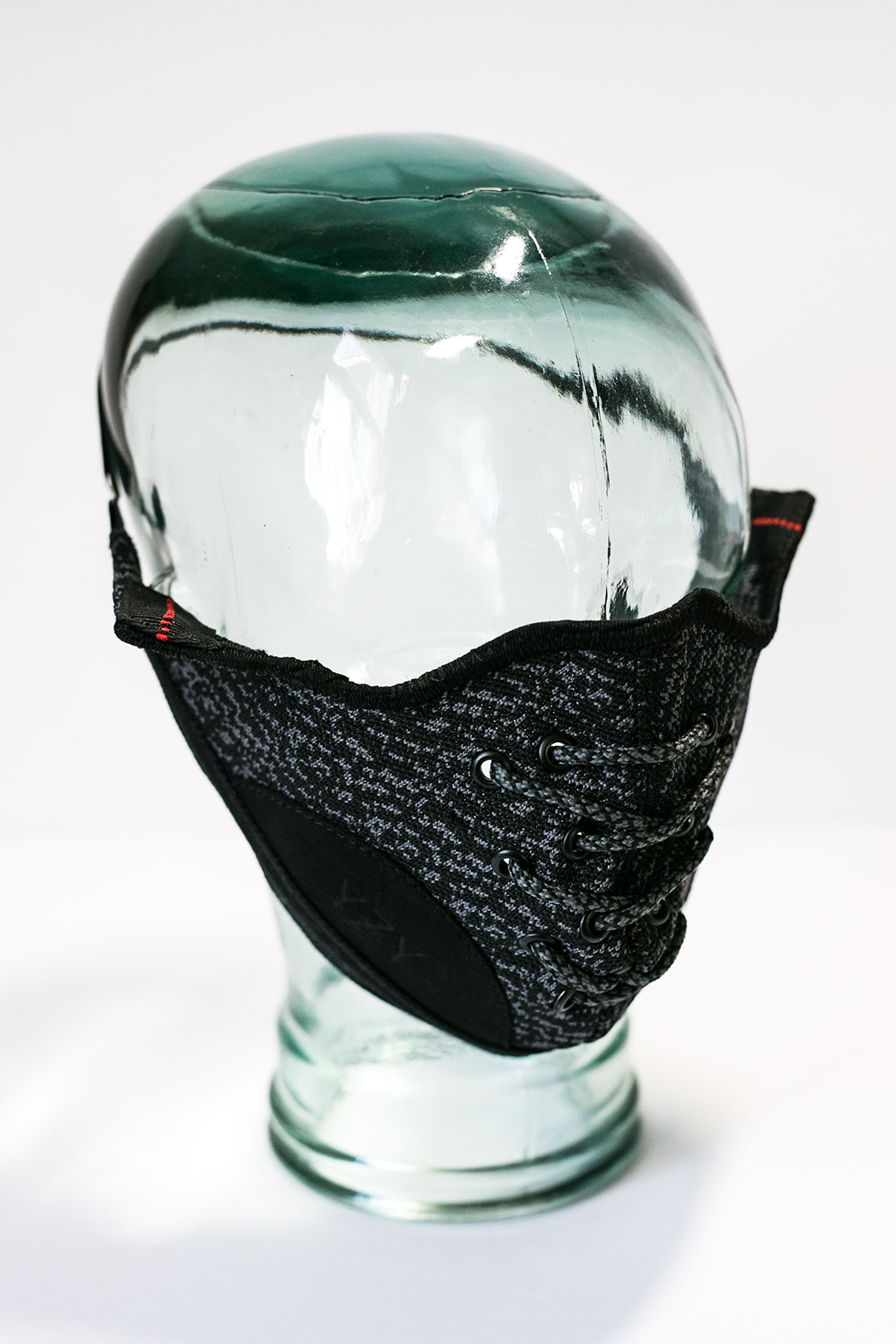 Le designer montréalais Guillaum Chaigne recycle vos sneakers en masque!