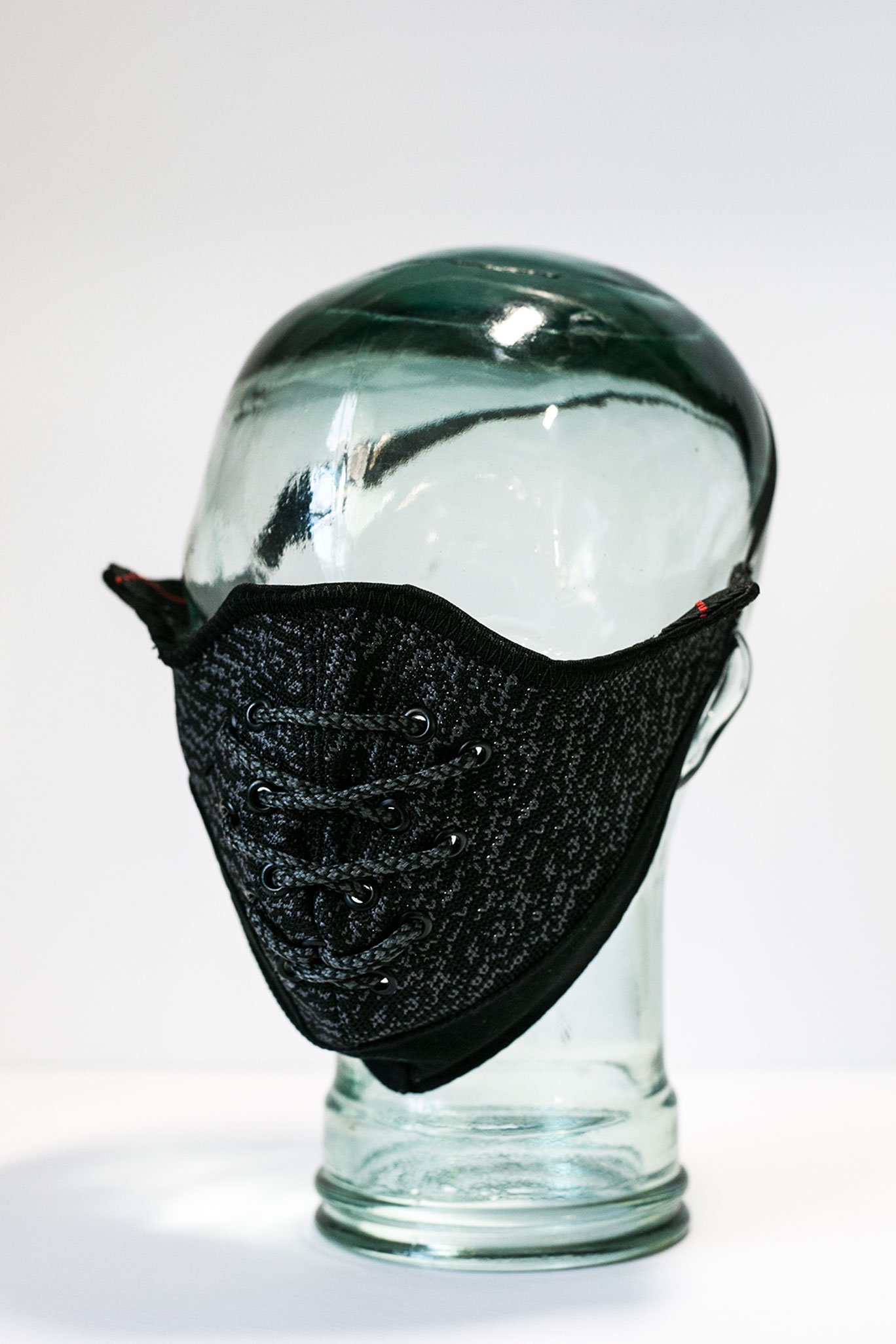 Le designer montréalais Guillaum Chaigne recycle vos sneakers en masque!