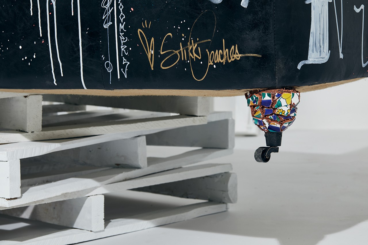 Stikki Peaches a créé une collection audacieuses pour la maison avec Bois & Cuir [PHOTOS]