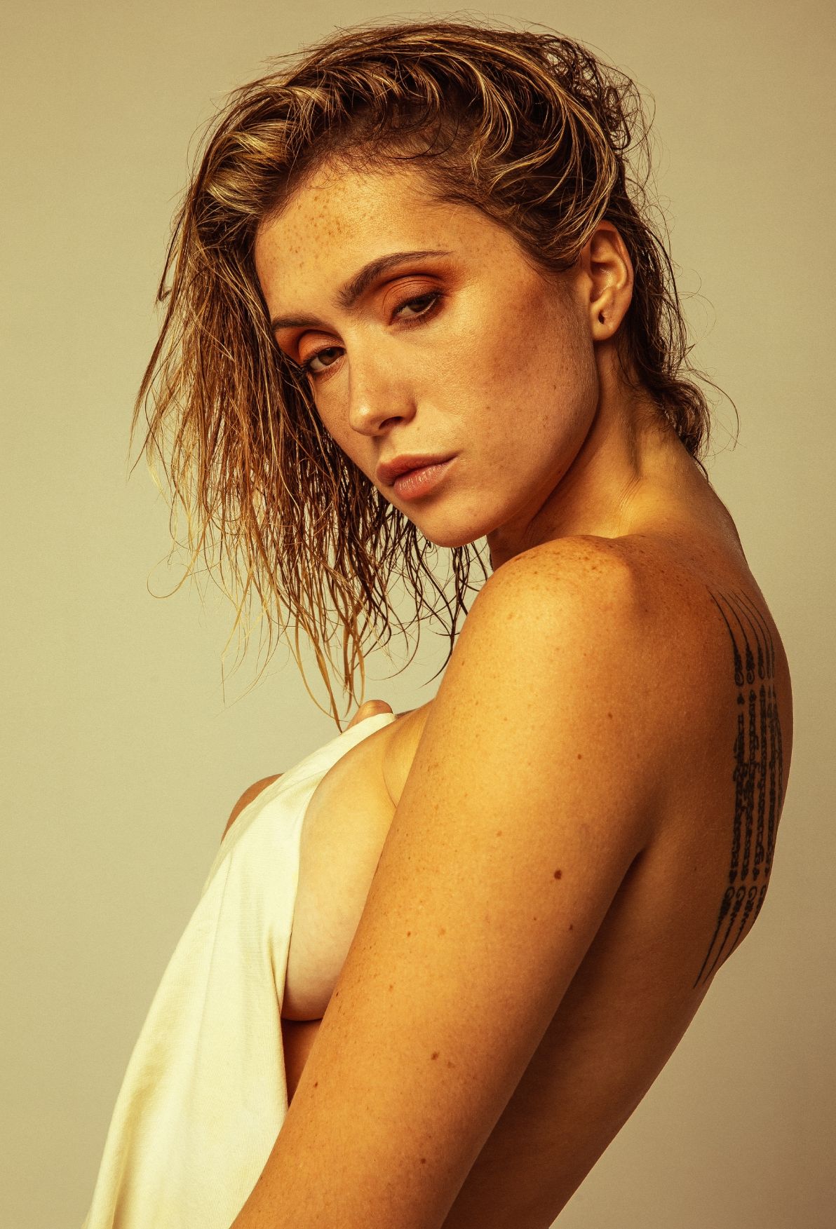 Lysandre Nadeau s'offre une magnifique séance photo à moitié nue [Girl Crush]