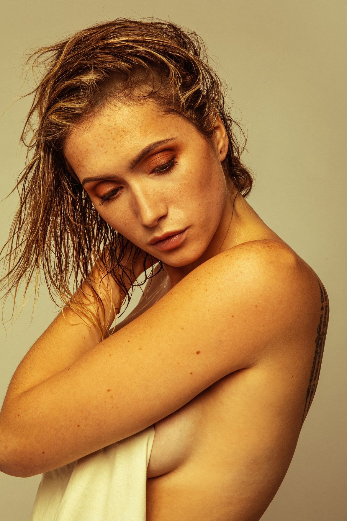 Lysandre Nadeau s'offre une magnifique séance photo à moitié nue [Girl Crush]