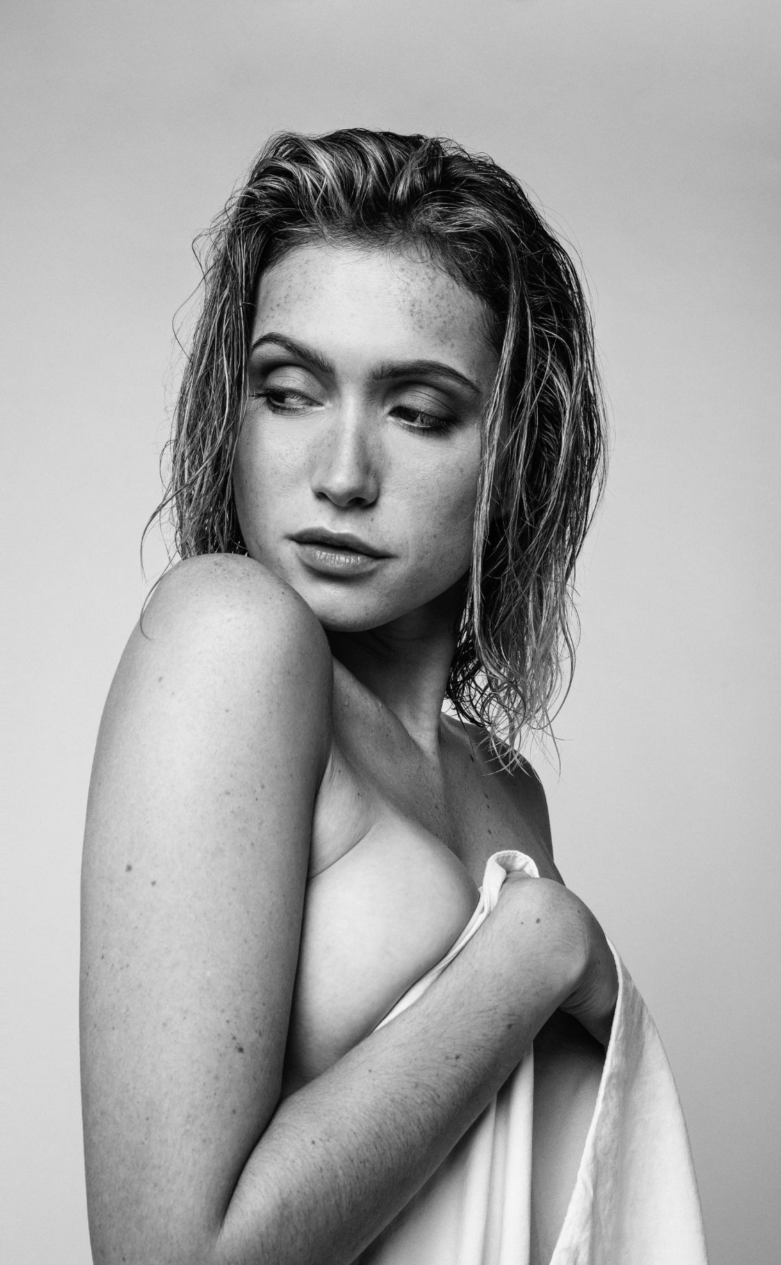 Lysandre Nadeau s'offre une magnifique séance photo à moitié nue [Girl Crush]