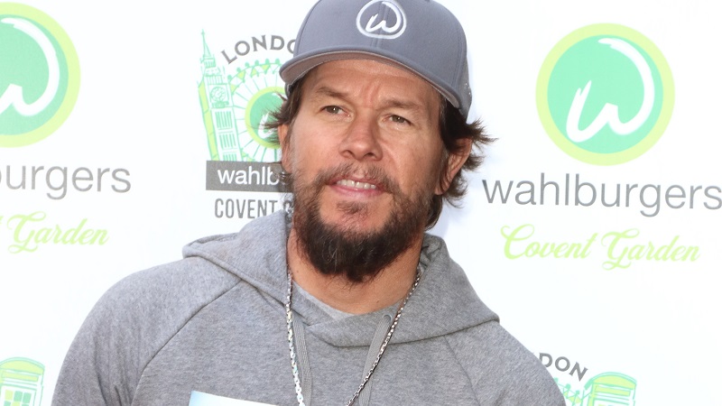 Mark Wahlberg offre des hamburgers aux travailleurs de première ligne