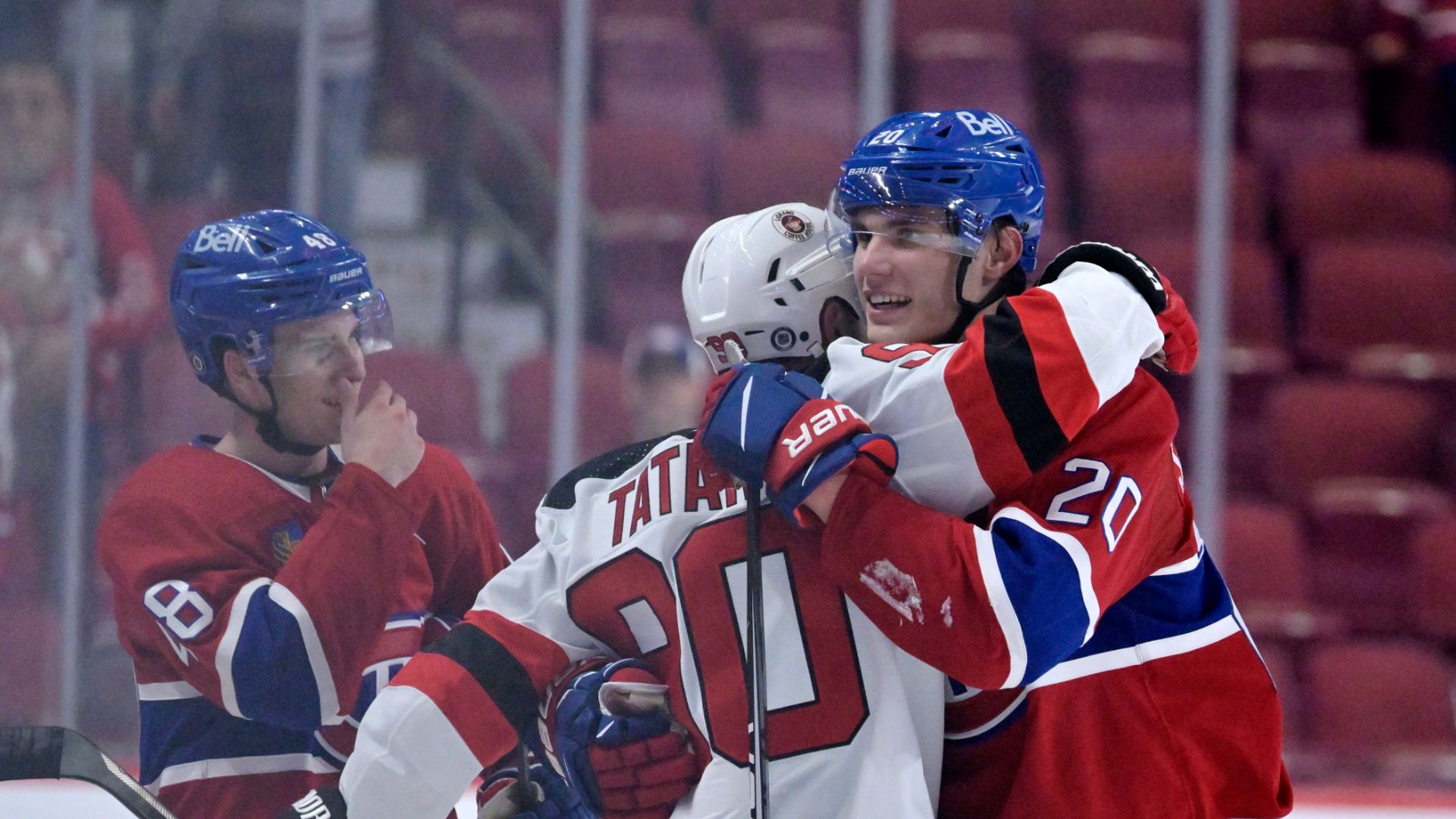 La caresse de Tomas Tatar à Juraj Slafkovský