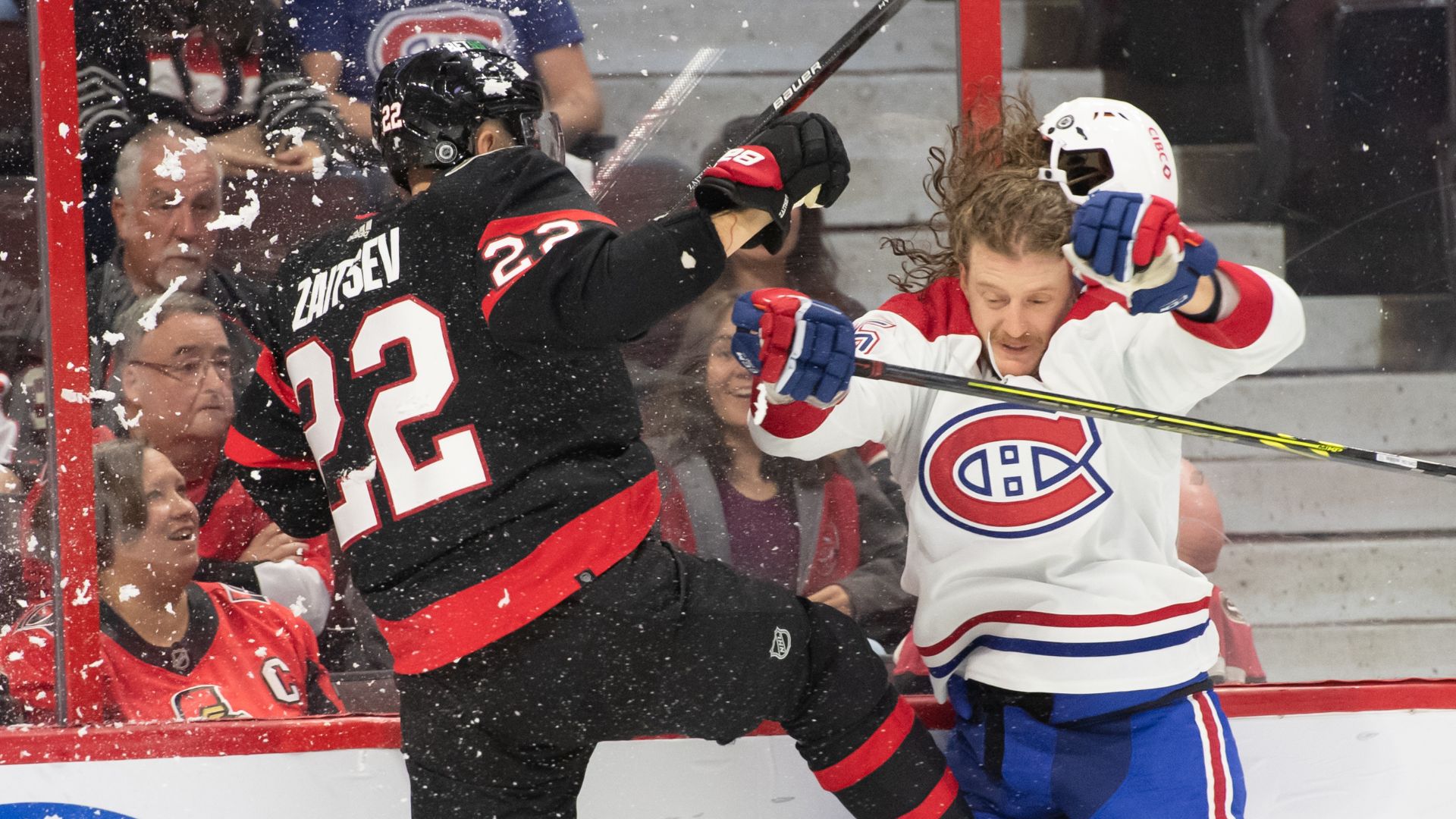 Michael Pezzetta perd son casque lors d'une mise en échec du défenseur des Sénateurs d'Ottawa Nikita Zaitsvev