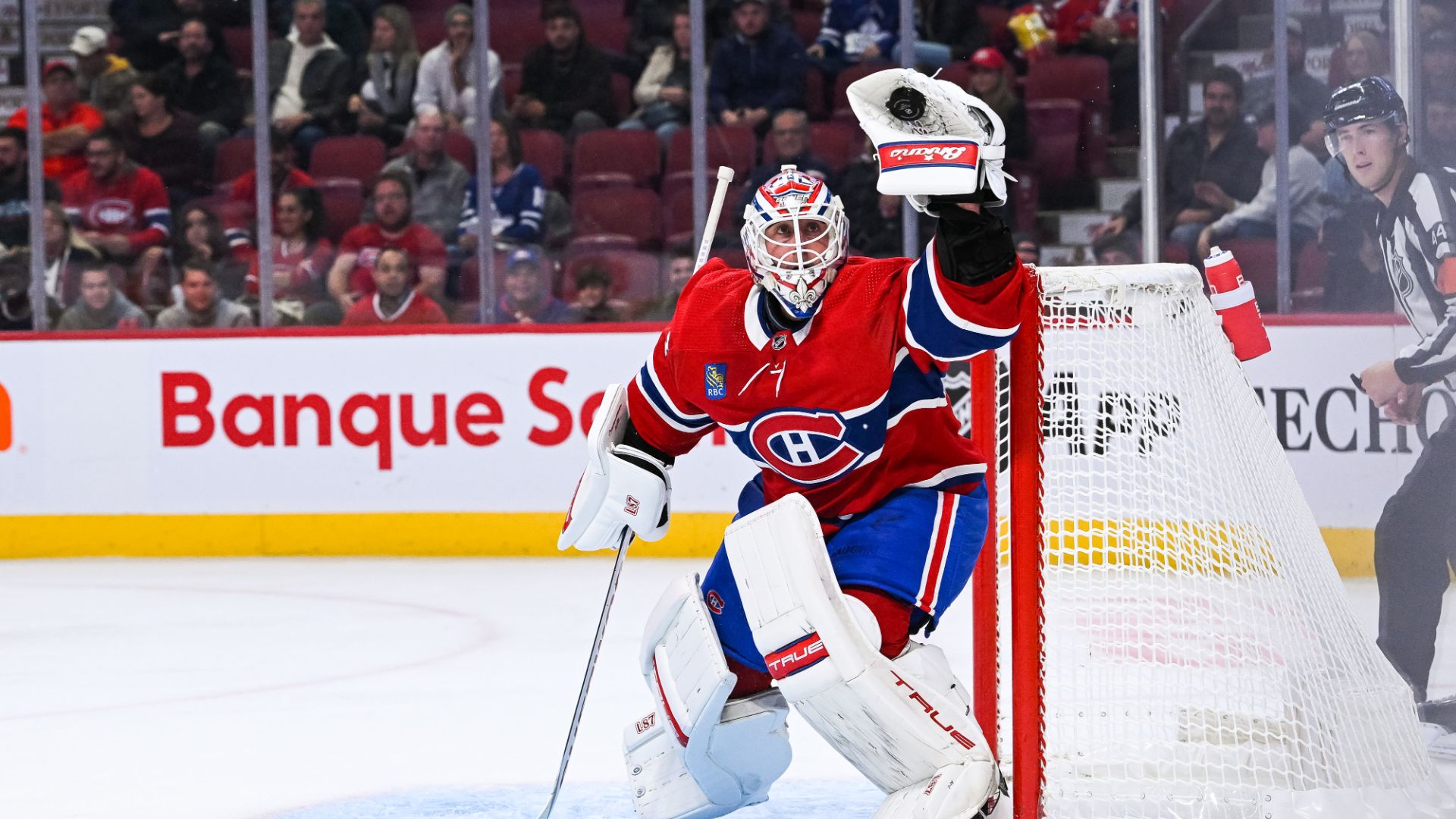 Jake Allen a bloqué ce tir en 2e période.