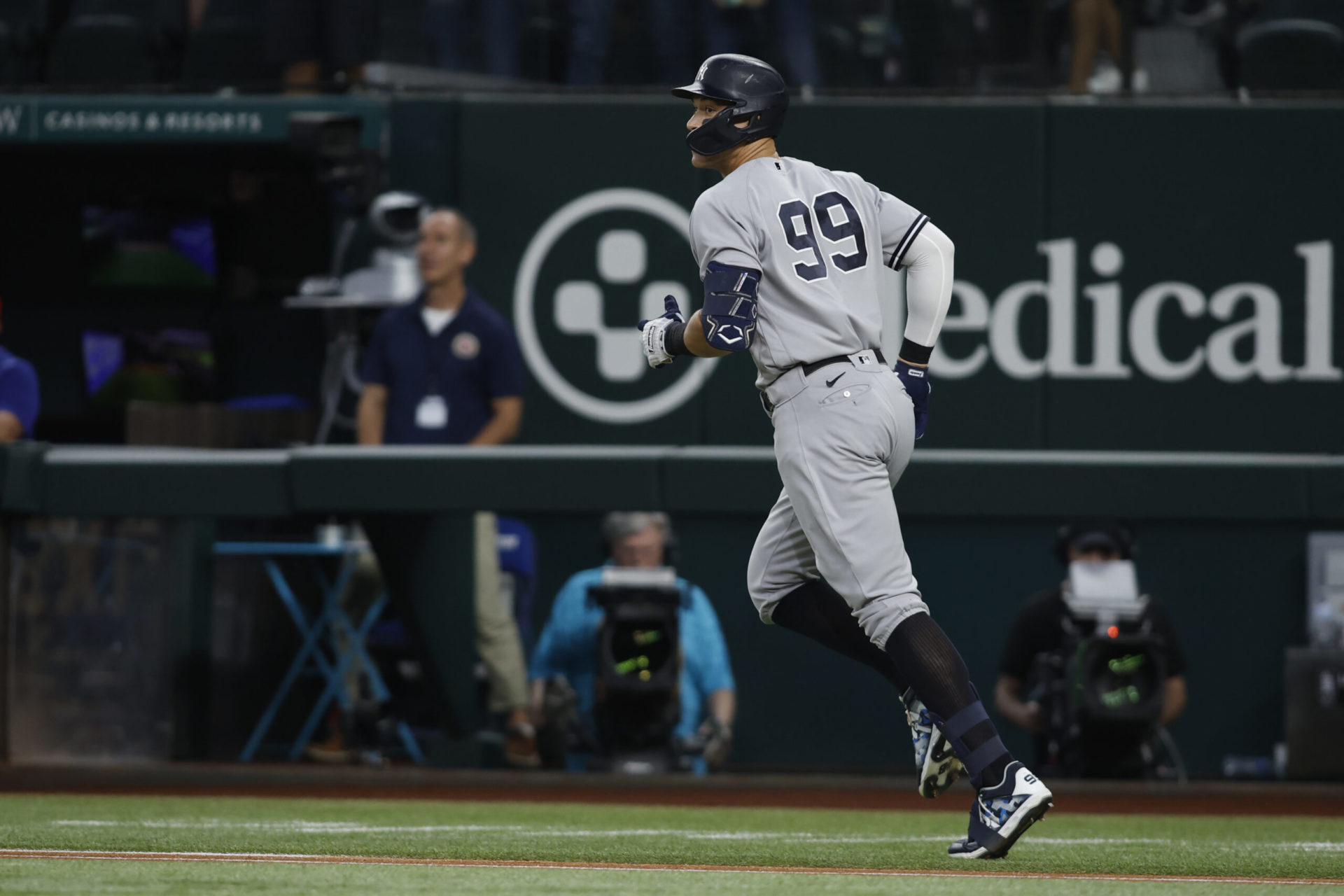 Aaron Judge claque un 62e circuit et dépasse Roger Maris!