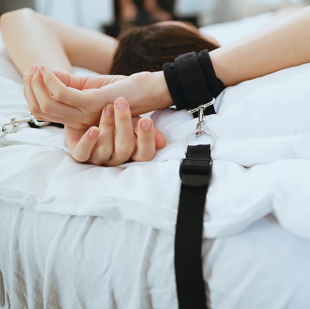 Le meilleur kit de bondage tout-en-un : Système de contention sous le lit de Sportsheets