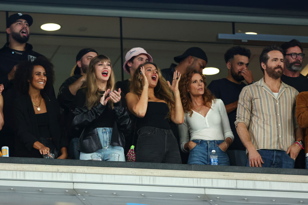 Taylor Swift au match des Chiefs (avec Ryan Reynolds, Blake Lively et Hugh Jackman) en 10 photos!