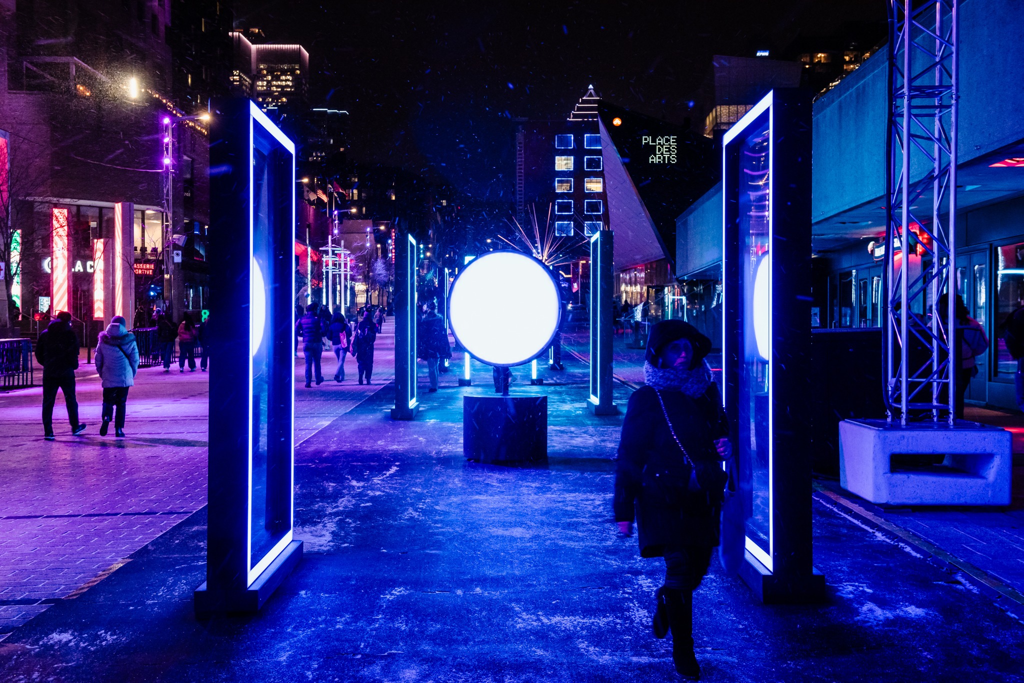 Admirer les lumières du temps des Fêtes dans la ville