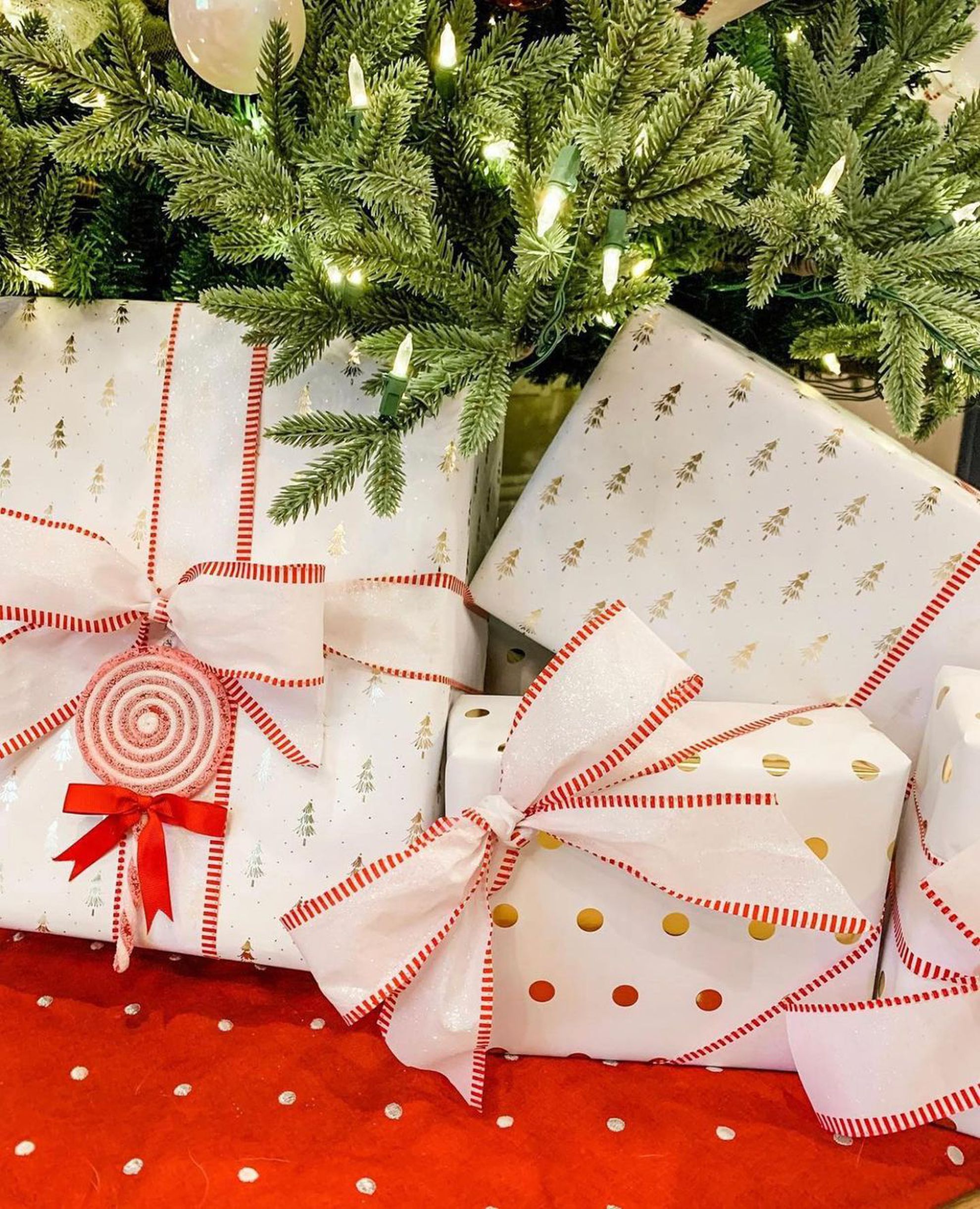 Le blanc, le doré et le rouge