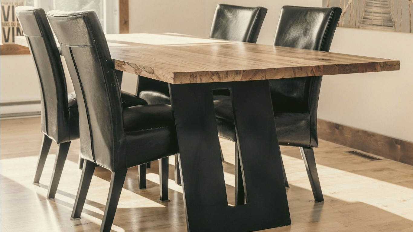 Table à manger sur mesure : pourquoi opter pour le bois massif?